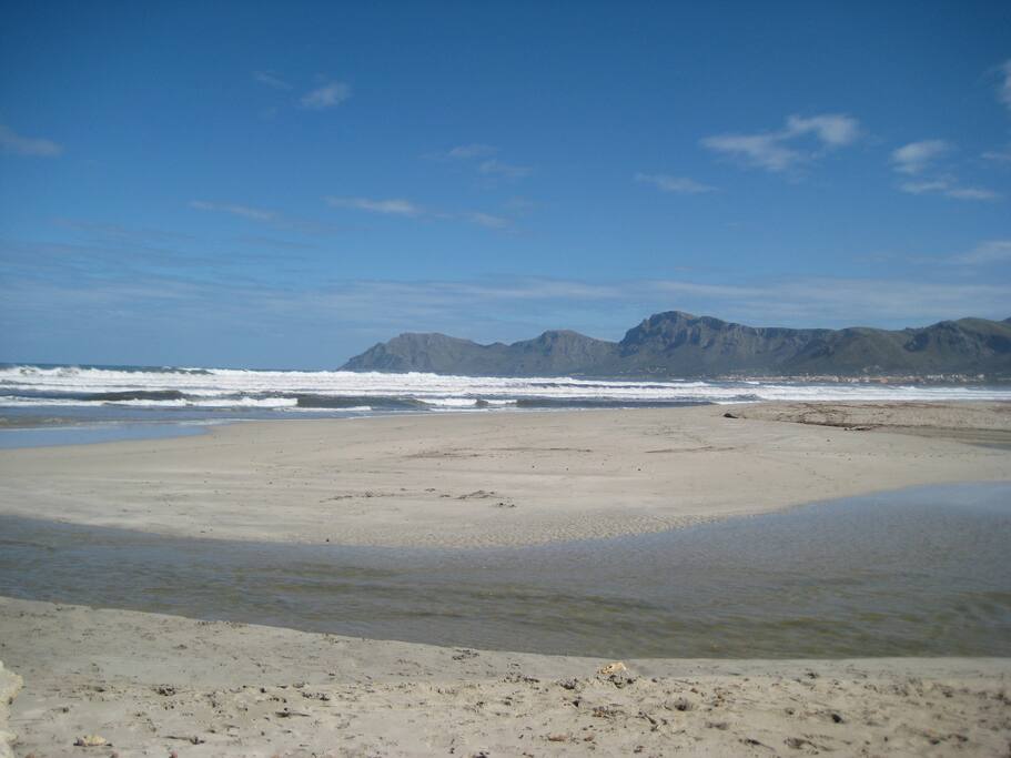 PLAYA "SA CANOVA" CON VISTAS A "CAP FERRUTX"