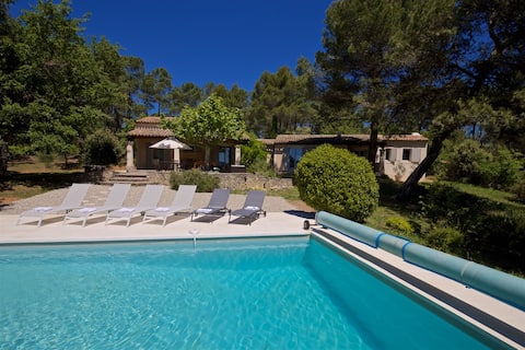 Beautiful Provencal villa, heated pool, quiet
