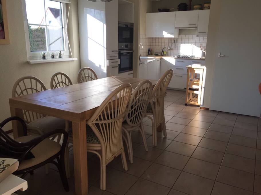 Esstisch mit Blick in die Küche / table and kitchen