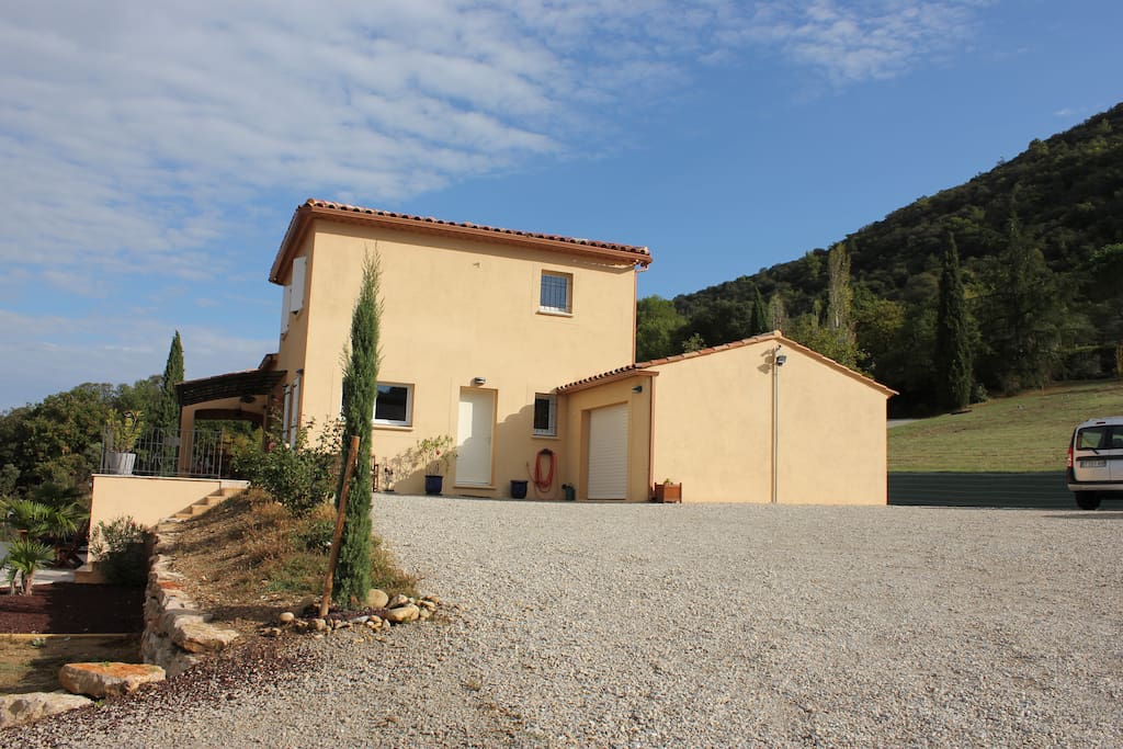 L'entrée de la maison avec parking