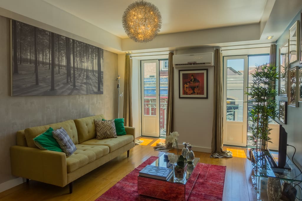 Airy, bright and sunlit lounge overlooking the main artery of Principe Real, protected by double glazing for maximum relax.