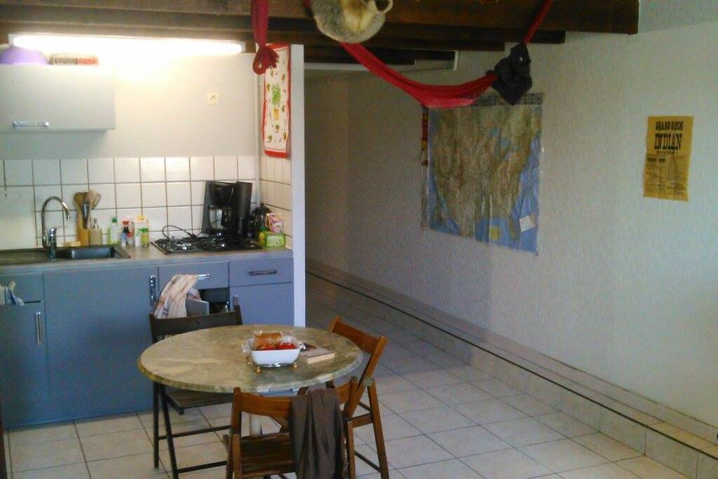 Cuisine avec réfrigérateur et chauffage au gaz