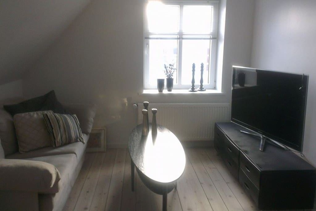 Stor rummelig stue, med mulighed for flere opredninger.