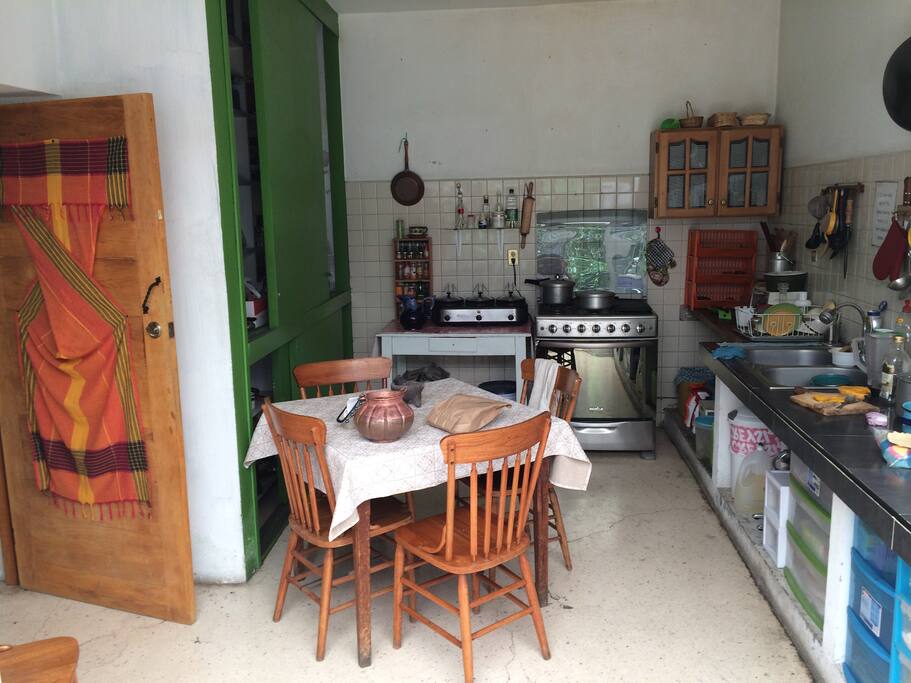 Cocina a la que se puede tener acceso en caso de necesidades básicas.