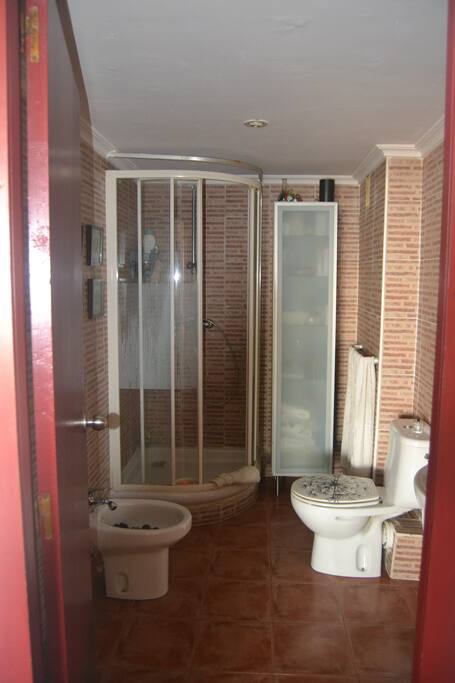 baño amplio con ducha
