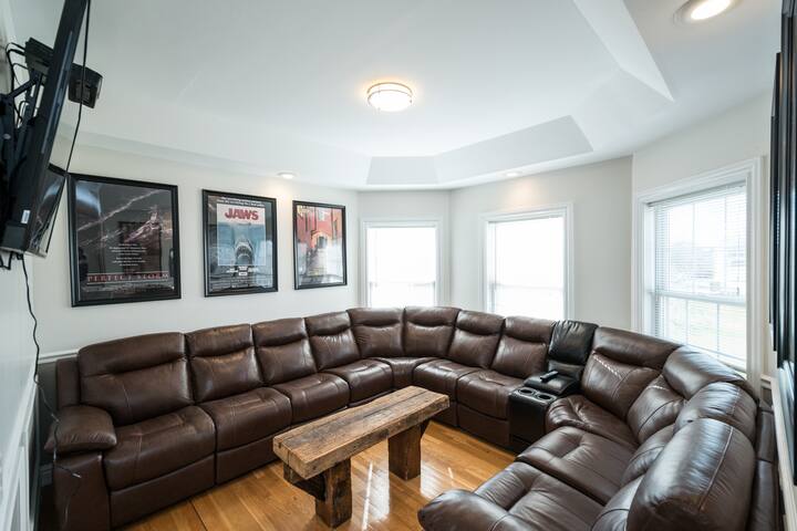 Stately Victorian Near Beaches/Newport. 12 beds gallery image 3