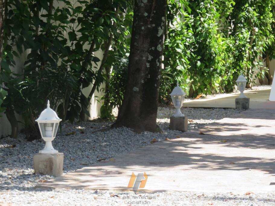 Chemin d'entrée acceuillant et éclairé