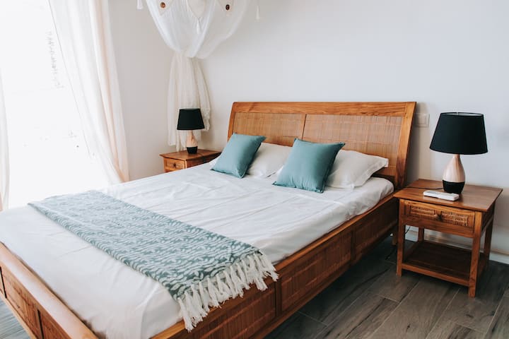 Dormitorio 1 con vistas al mar + cuarto de baño contiguo