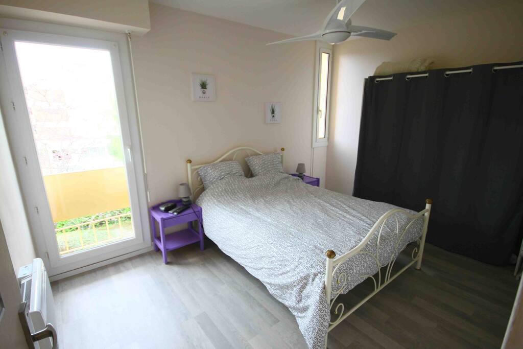 chambre de 11 m² avec dressing et ventilateur au plafond.