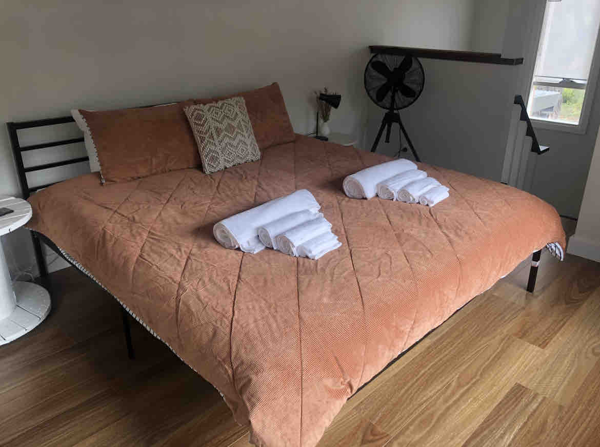 Стая с двойно легло king size на горния етаж! Красива гледка към природата през прозореца, с която да се събудите. 