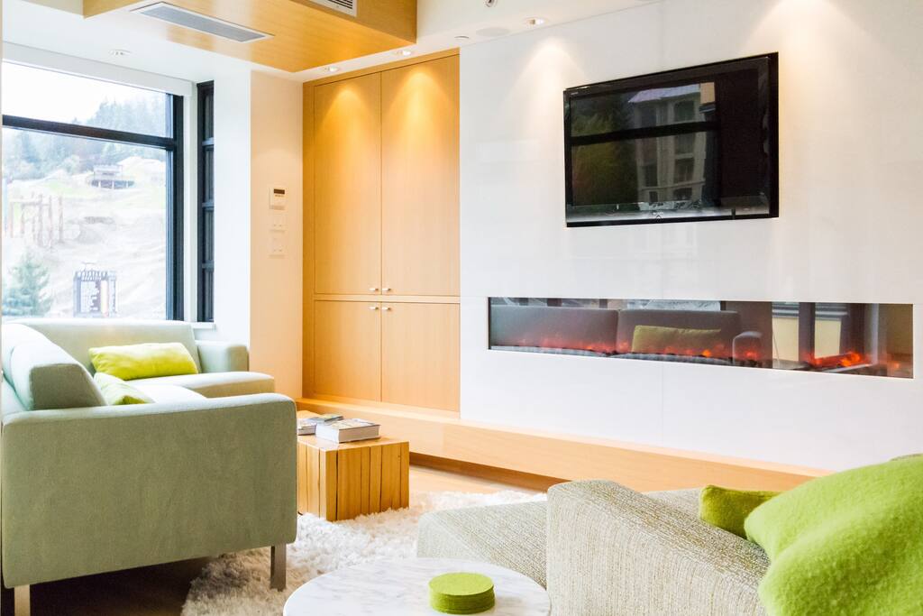 Kick back and relax in this stunning open-concept suite which is perfect for entertaining and taking in the scenery