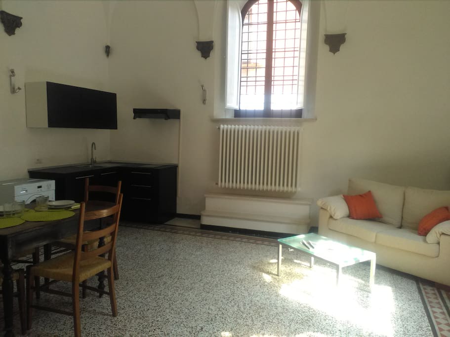 Salotto con cucina a vista.