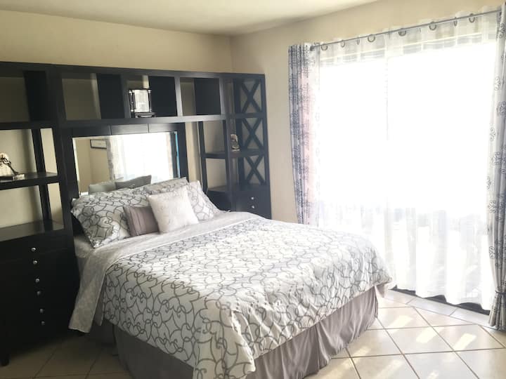 Cama tamaño queen con acceso al balcón