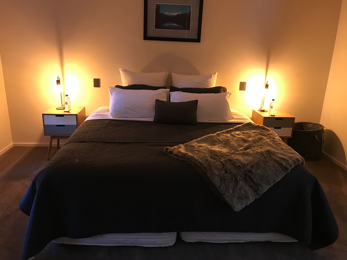 Спална соба на долниот кат навечер