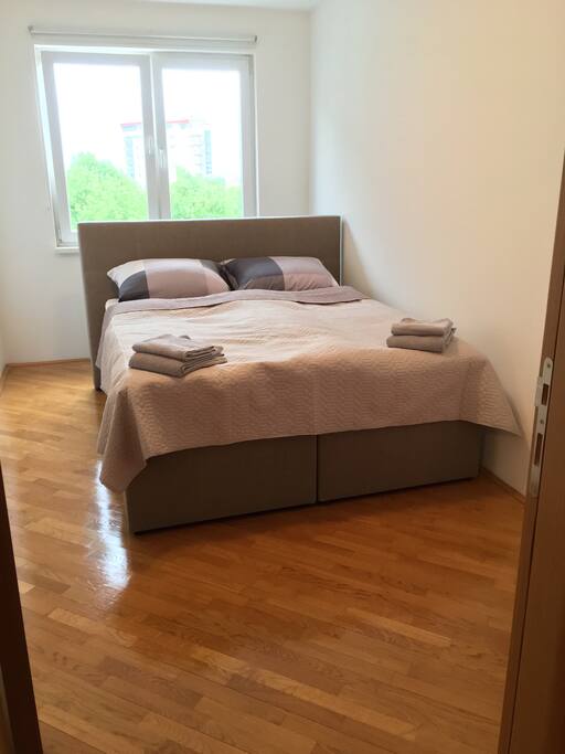 Schlafzimmer mit Boxspringbed 160x200cm