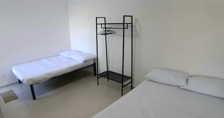 סוויטה עם שתי מיטות זוגיות ומתלה בגדים. מזרנים וכריות עם כיסויי מגן.