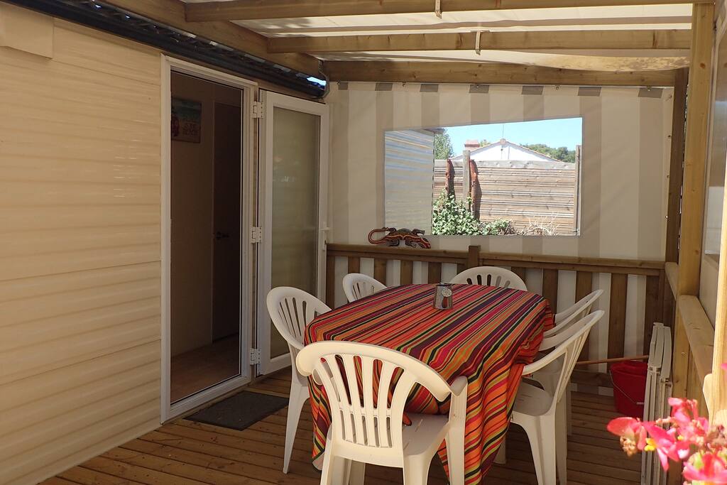 une terrasse a moitié couverte
