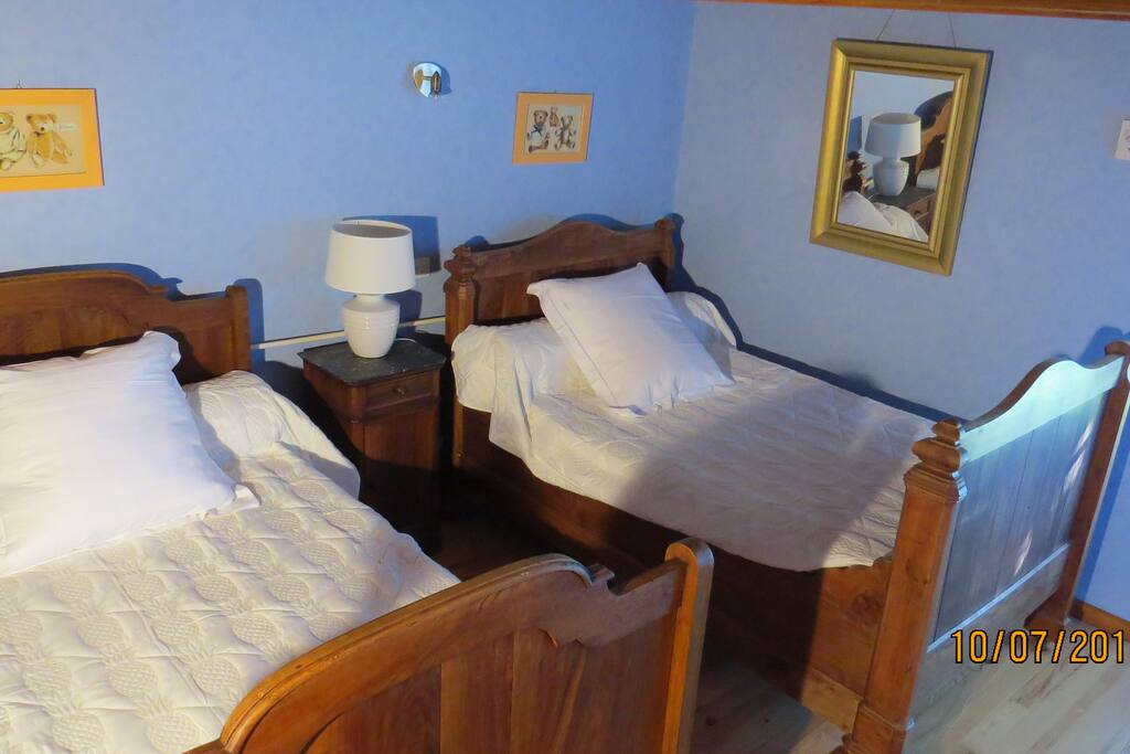 chambre 1 : 2 lits anciens en 120 cm, peut convenir pour 2 ou 4 personnes
