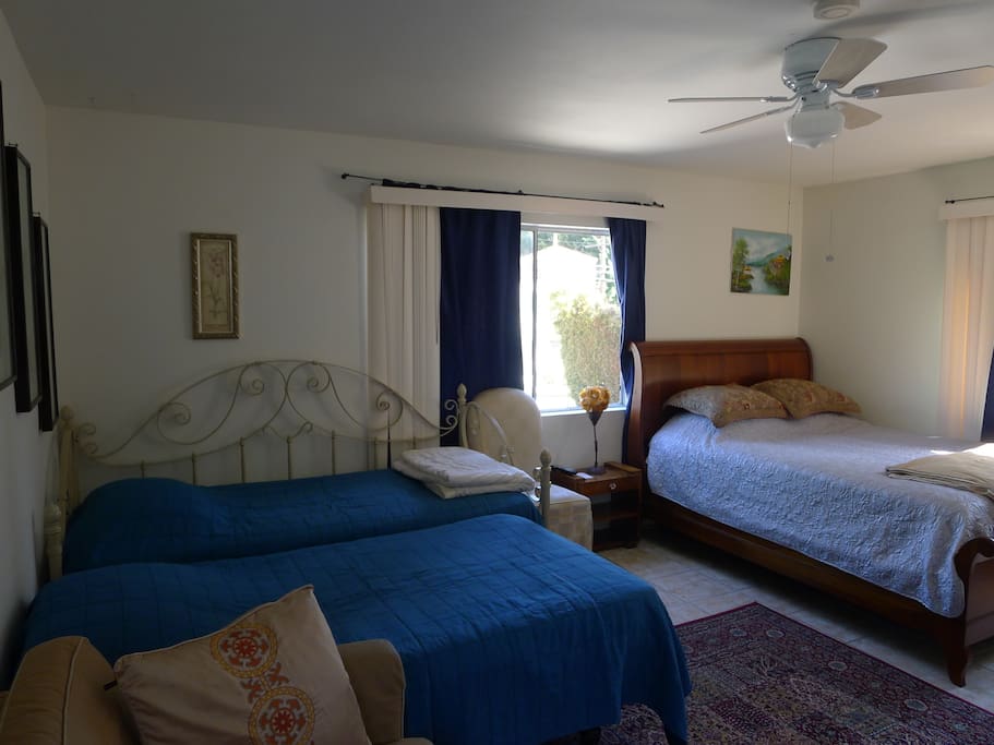 Double day-bed
With Queen bed