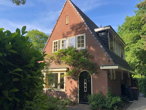 Hofje: modern, warm guest house close to Amsterdam