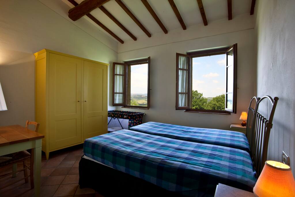 La Camera Doppia con la bellissima Vista della Campagna Toscana e del borgo di San Gimignano.