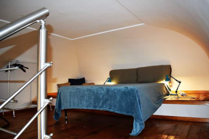 Spavaća soba s bračnim krevetom