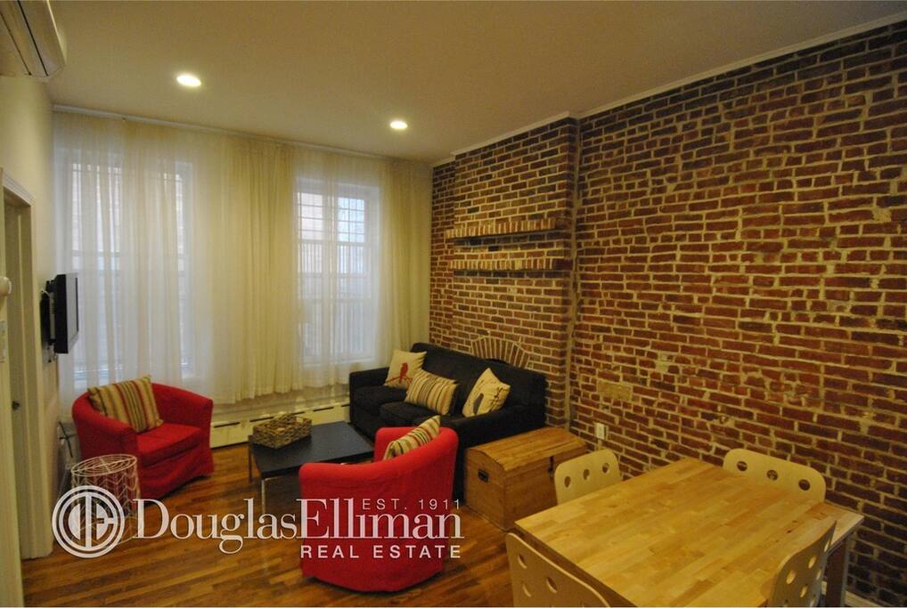Living room, TV, WiFi (Pics from original apt listing)