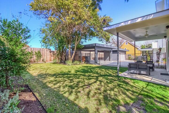 Upscale on S. Lamar- garage, gated yard w/dog door gallery image 3