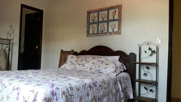 غرفة النوم 2، الجزء العلوي من المنزل، حمام داخلي.