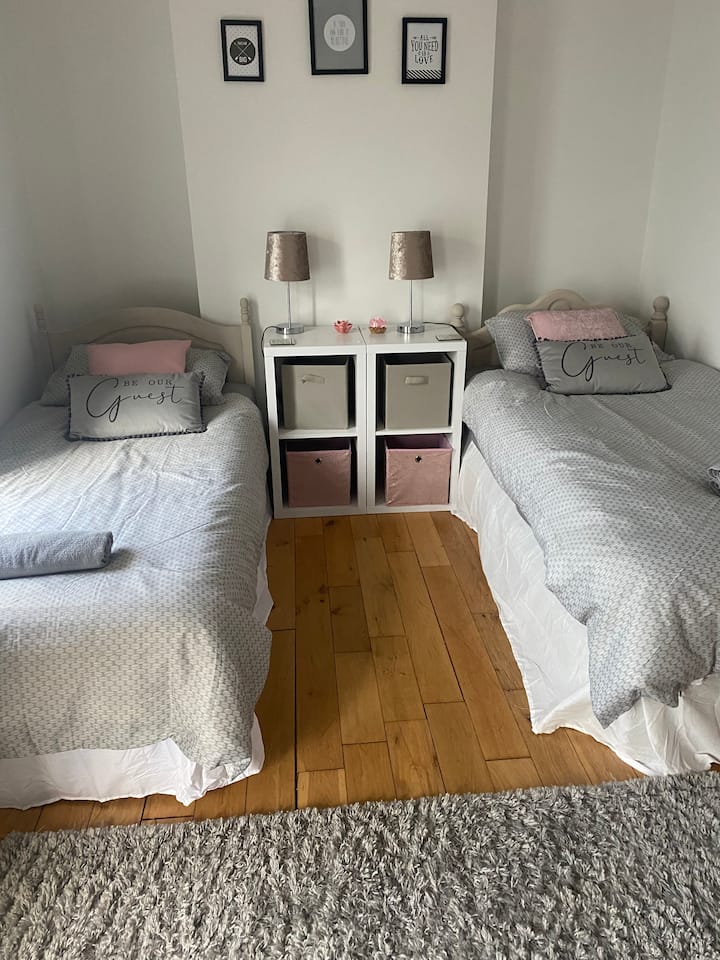 Lits jumeaux avec option déroulante pour dormir à 3 dans cette chambre.