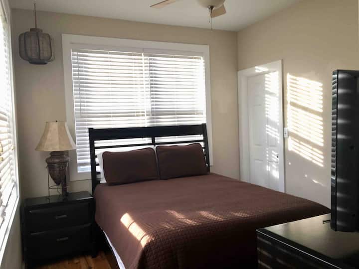 El dormitorio 2 de arriba ofrece una cama tamaño queen, 1 mesita de noche, vestidor y armario grande disponible para usar. Más TV de 32 pulgadas operada por Roku Express.