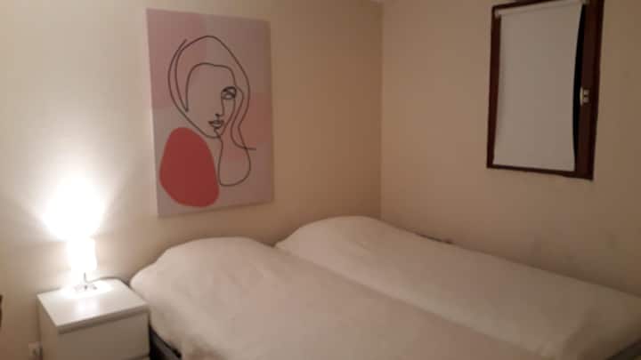 chumba cha kulala ghorofani vitanda 2 vya mtu mmoja