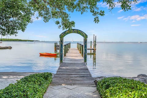 Waterfront private home, pool, dock, sunsets, tiki
