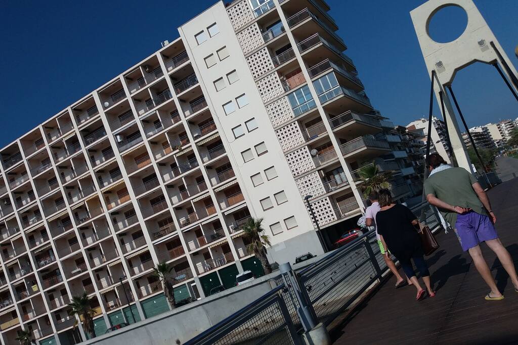 Edificio con portero y cámaras de seguridad. Sin barreras arquitectónicas.