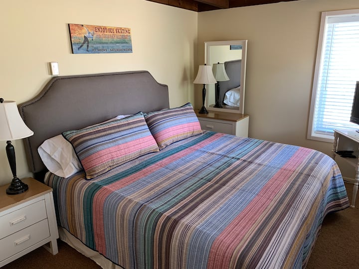 ห้องนอนใหญ่พร้อมเตียงขนาดคิงไซส์ (เตียงทัฟท์และฟูกแบบเข็มซื้อเมื่อวันที่ 20/04/2021) ทีวีเคเบิลและไม้ยิงอเมซอน 