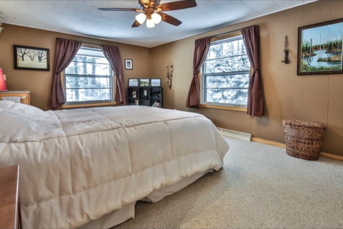 Hlavná spálňa s manželskou posteľou a malebným, tichým výhľadom. 