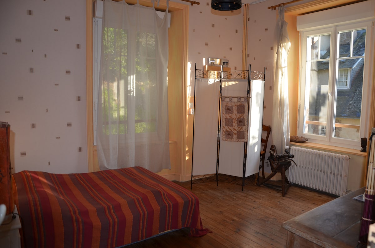 Стая Tananarive на 1 - ви етаж. Самостоятелна баня. Мивка в стаята