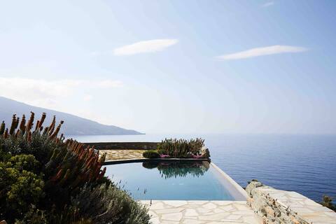Pool front unique bedrooms with access to the sea