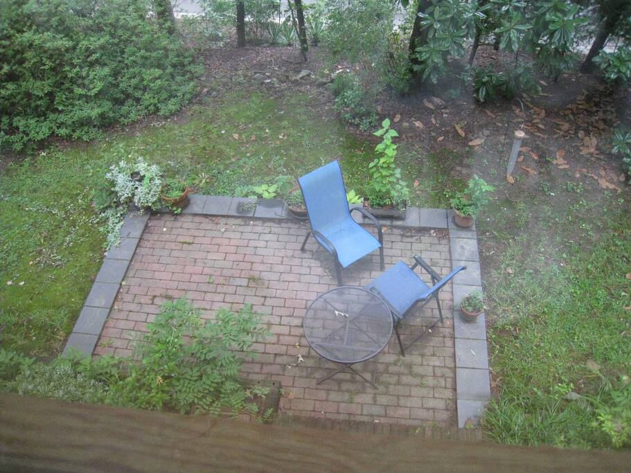 Front garden w. brick patio
