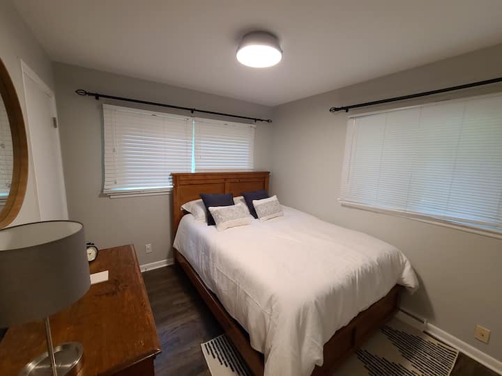 Guest bedroom with queen bed