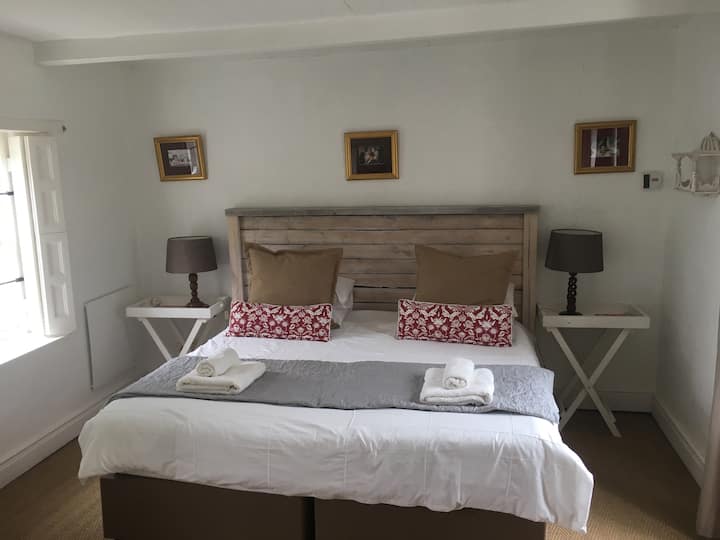 غرفة نوم كبيرة مريحة مع بياضات نظيفة وجديدة ويمكن تقديمها كعازبين أيضًا.