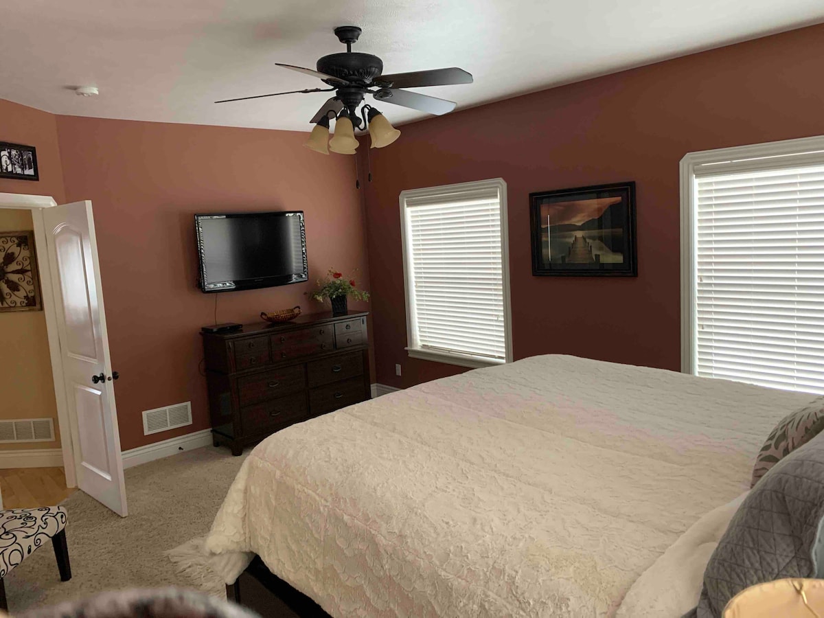 ห้องนอนใหญ่พร้อมสมาร์ททีวี