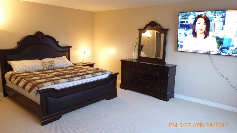 5号房，加大双人床， 75英寸三星LED智能电视