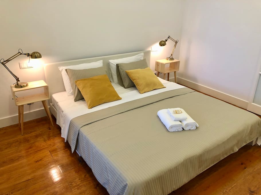 Kingsize bed, private bathroom and the wardrobe.