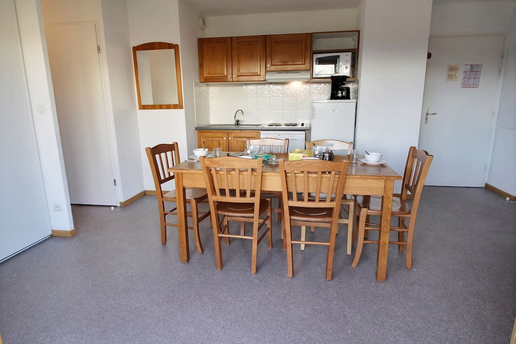 Superdévoluy résidence les chaumettes
Appartement Epervier 24 son espace coin repas avec sa kitchenette équipée