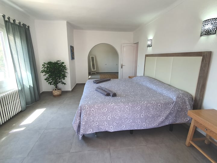 Spavaća soba s bračnim krevetom na katu