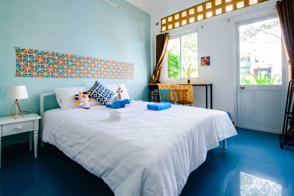 Spacious but cozy bedroom with a queen size bed and extra comfort mattress