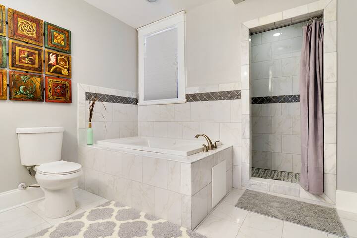 Luxury Home Sleeps 6 Near Streetcar & Riverbend gallery image 5