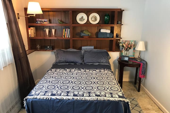 Quiet and charming bedroom near Uconn (Blue Room)