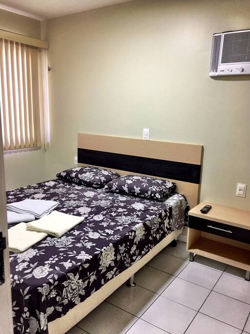 Quarto com cama de casal, TV e Arcondicionado.